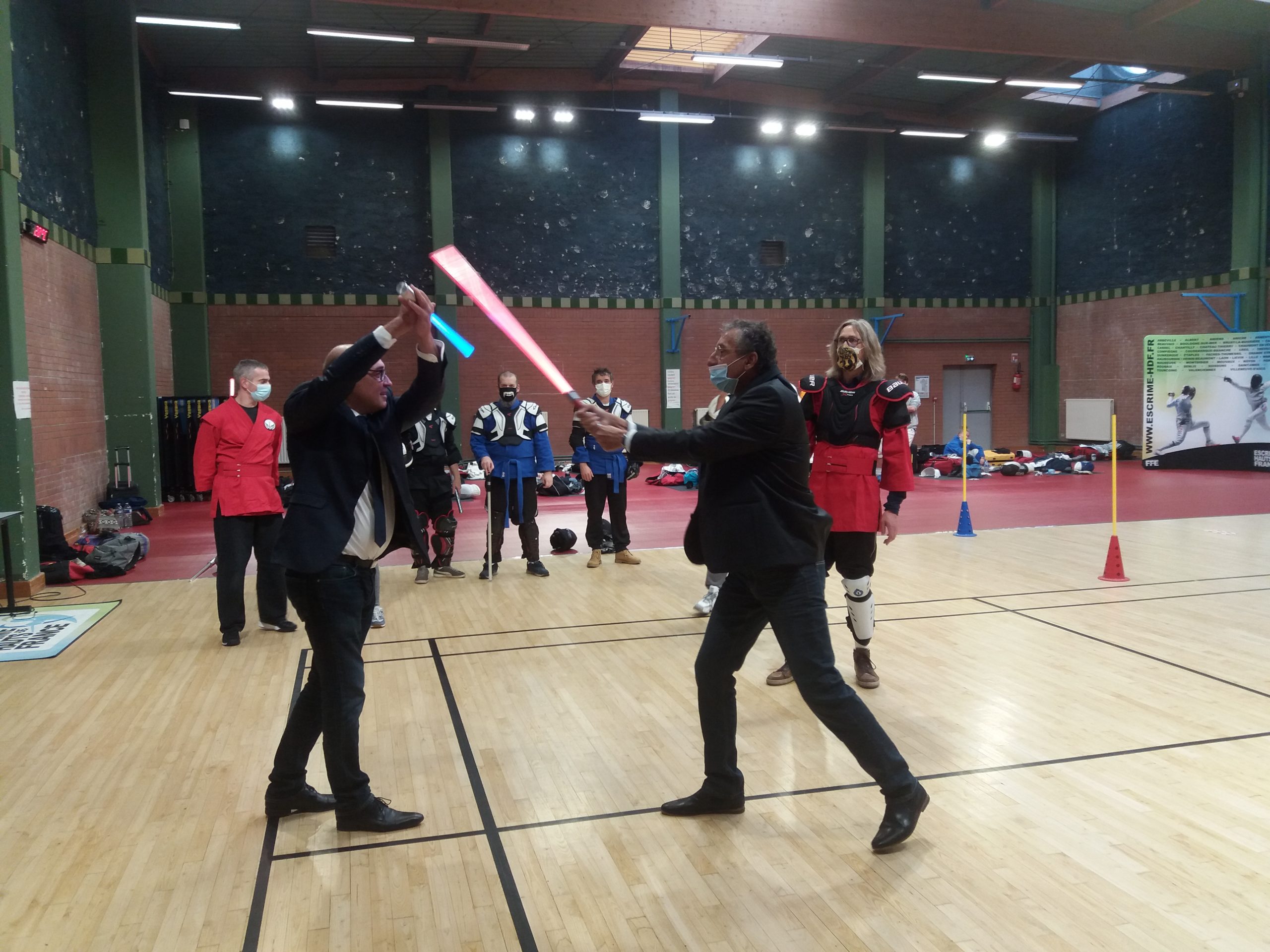 Bruno Gares et Mario Bourdageau essaient la pratique du sabre laser